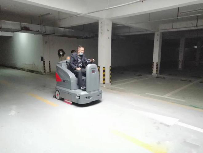 海南小区物业保洁不用人力改用驾驶式洗地机了